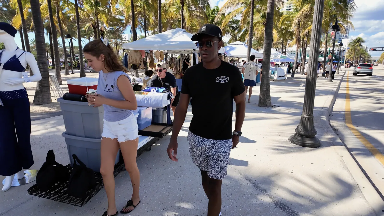 Puestos y visitantes en el área de Las Olas junto a la playa — captura 4 del recorrido de Ricardo