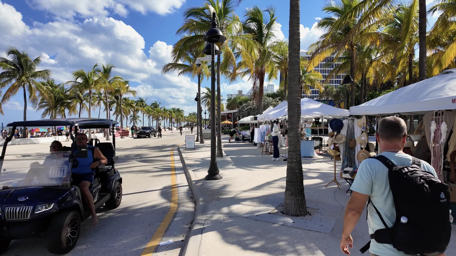 Puestos y visitantes en el área de Las Olas junto a la playa — captura 5 del recorrido de Ricardo