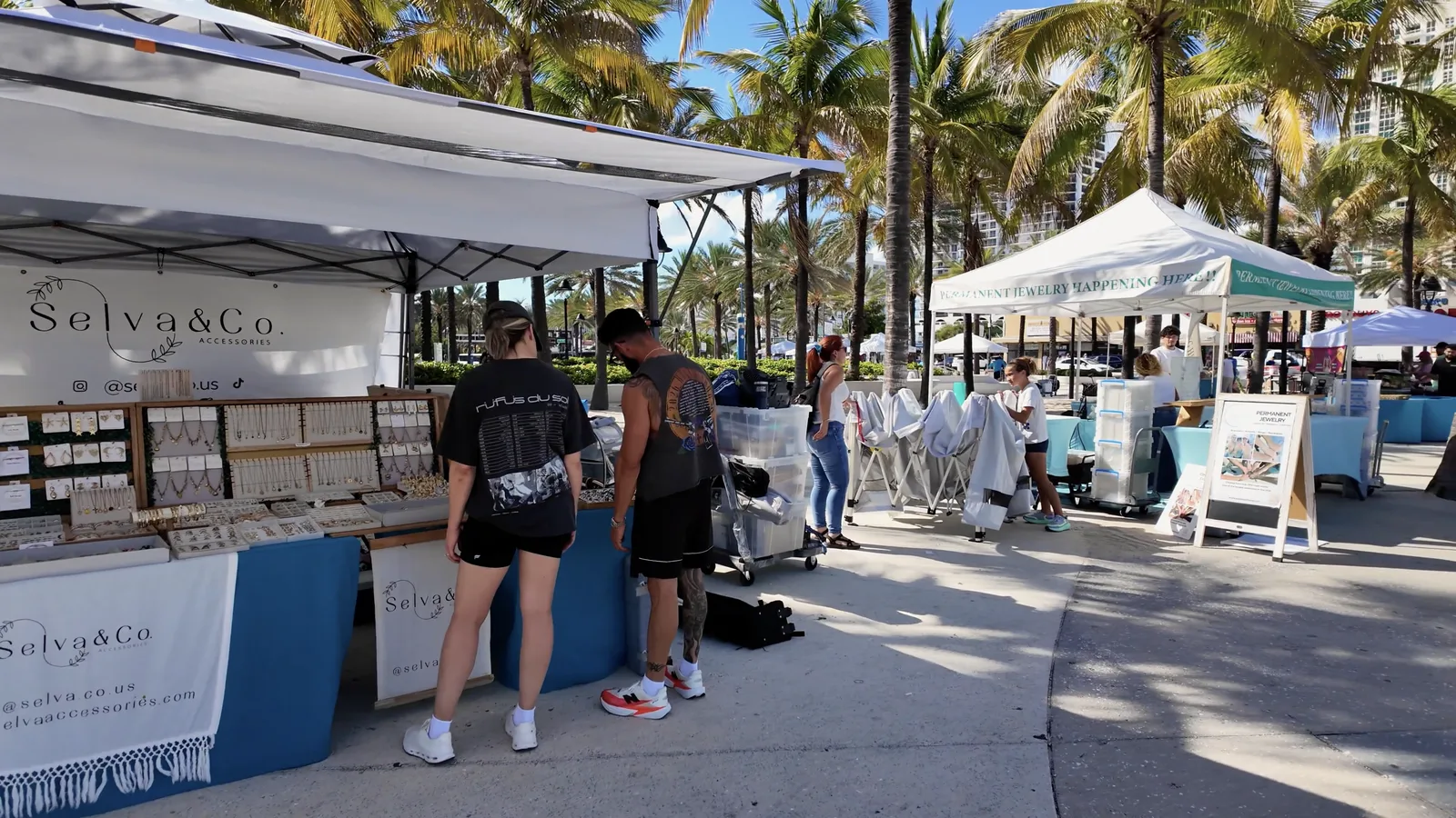 Puestos y visitantes en el área de Las Olas junto a la playa — captura 6 del recorrido de Ricardo