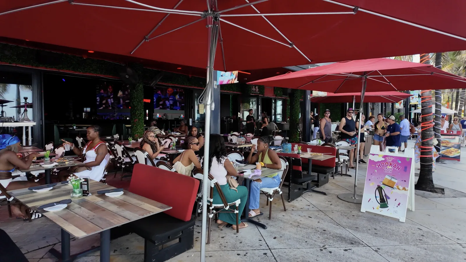 Restaurantes, cartas y espacios para comer en el frente de playa — captura 1 del recorrido de Ricardo