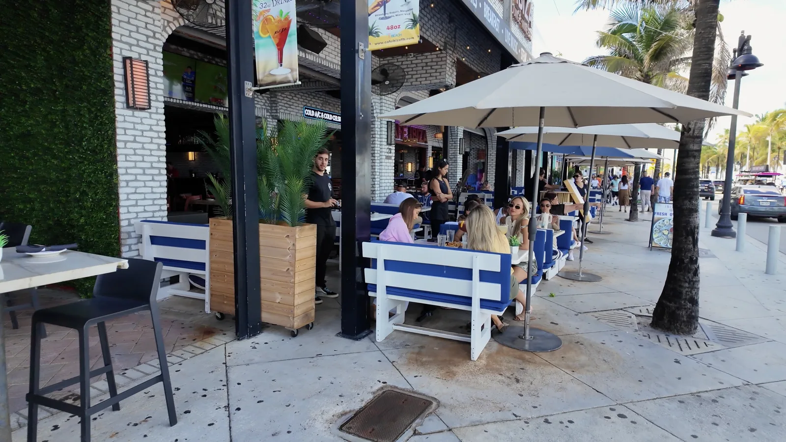 Restaurantes, cartas y espacios para comer en el frente de playa — captura 2 del recorrido de Ricardo
