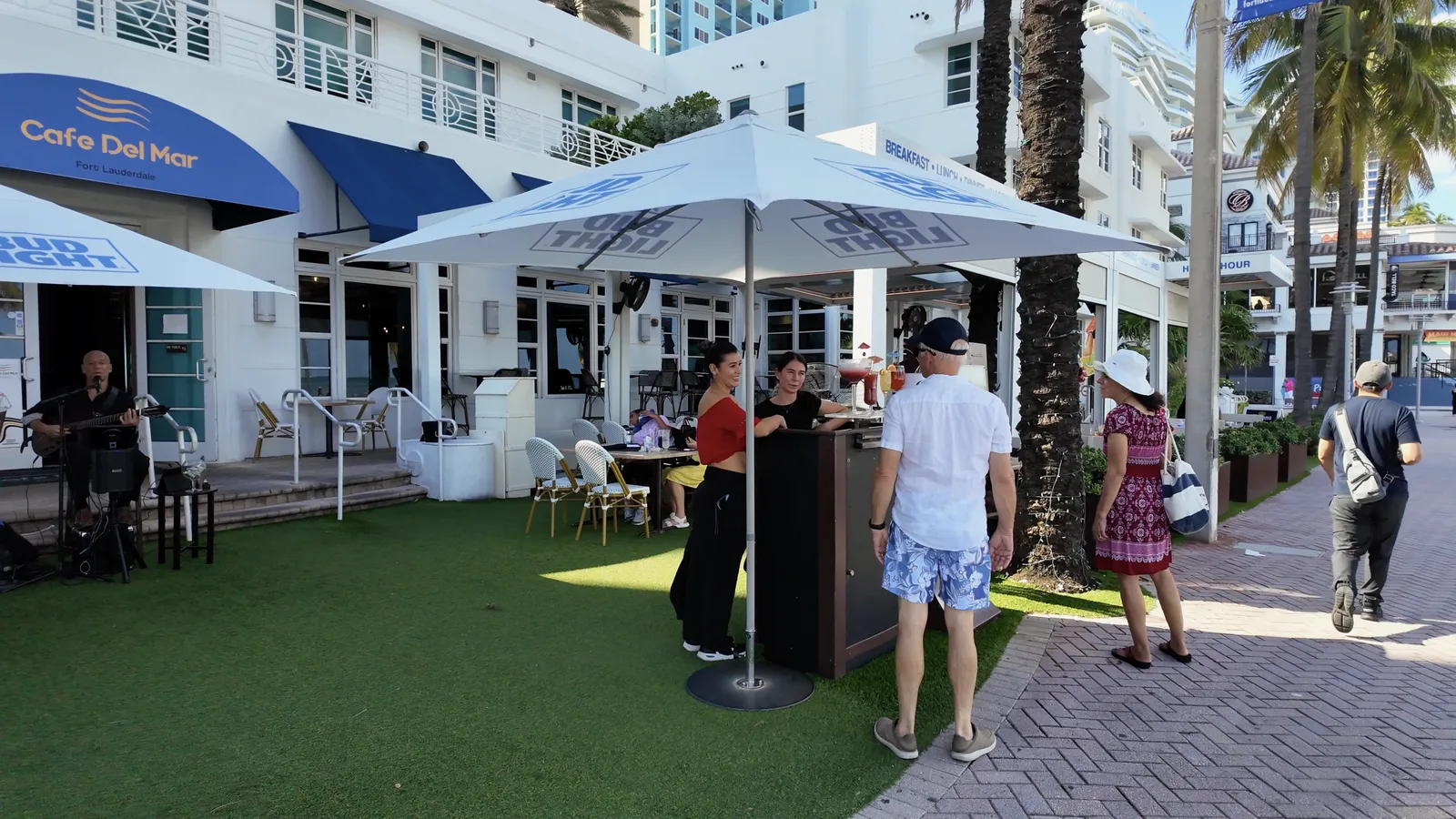 Restaurantes, cartas y espacios para comer en el frente de playa — captura 5 del recorrido de Ricardo
