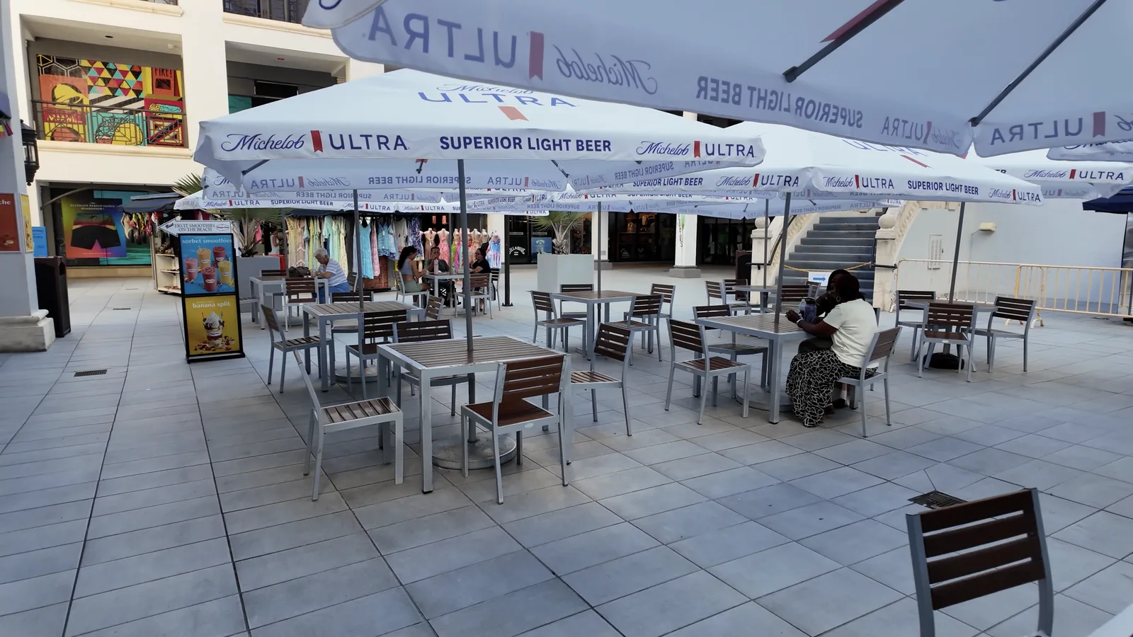 Restaurantes, cartas y espacios para comer en el frente de playa — captura 7 del recorrido de Ricardo