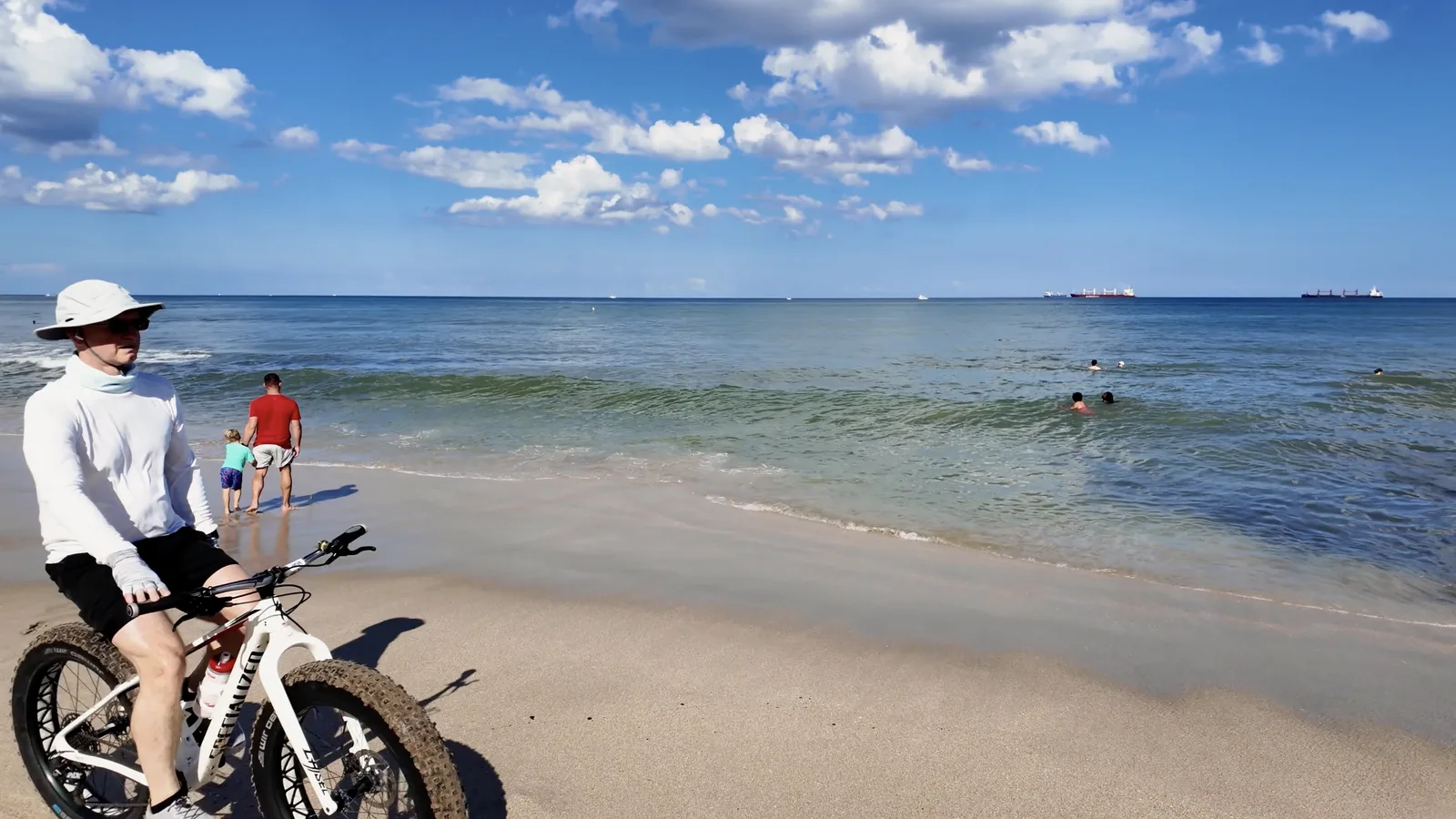 Regreso por la arena, sombrillas y personas junto al agua — captura 6 del recorrido de Ricardo