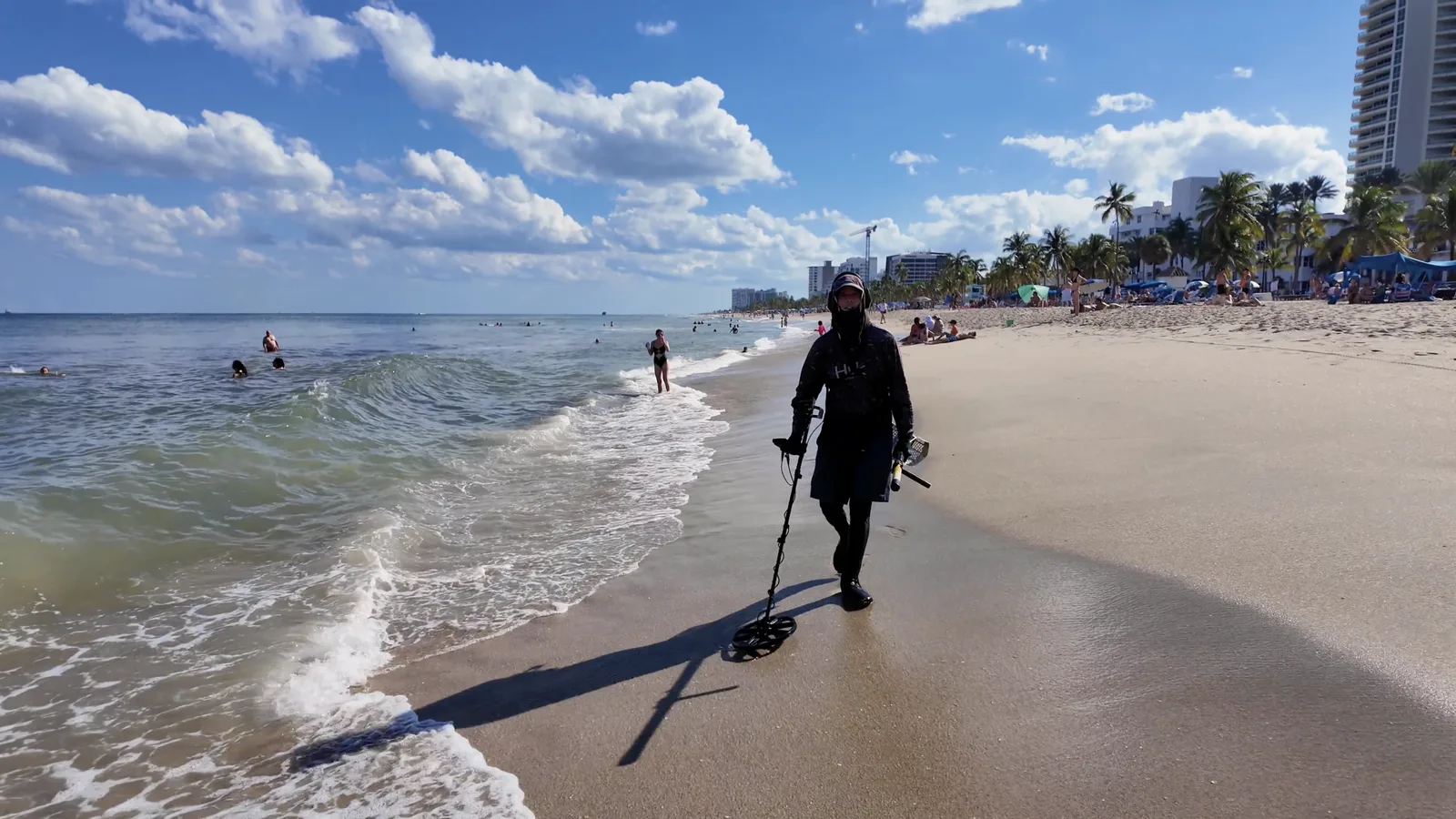 Regreso por la arena, sombrillas y personas junto al agua — captura 7 del recorrido de Ricardo