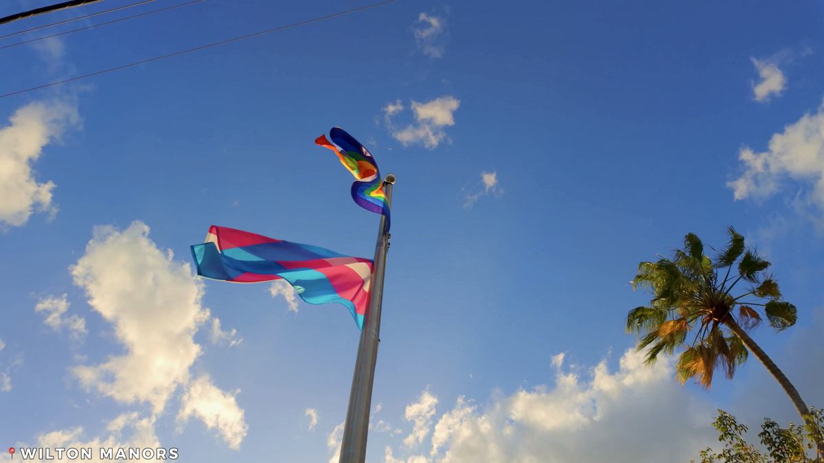 Banderas LGBTQ+ en un comercio de Wilton Manors