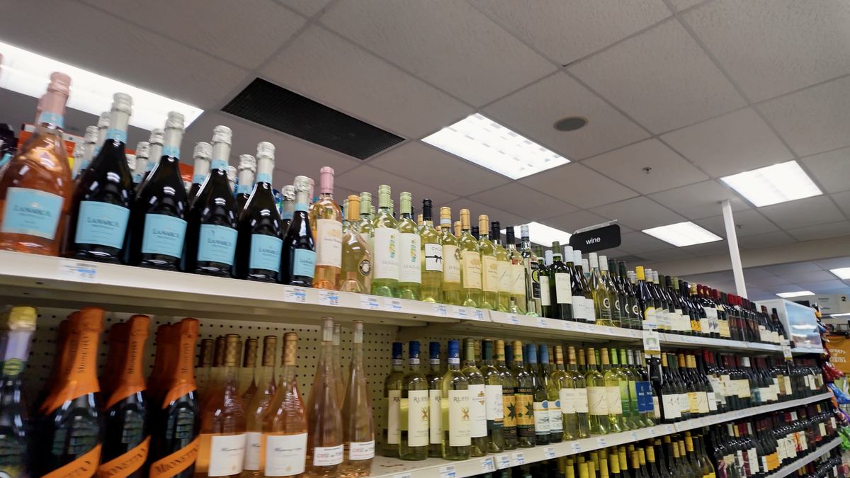 Bebidas disponibles en la CVS cercana a la playa