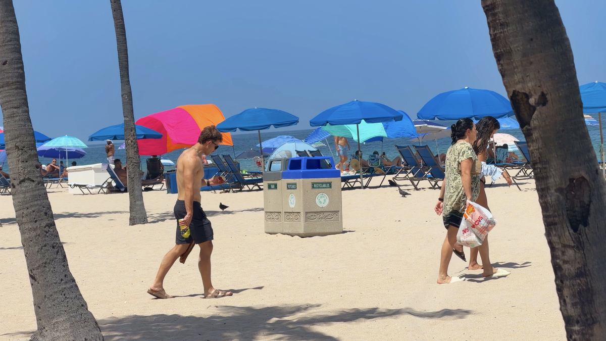 Personas caminando por la arena de Sebastian Beach