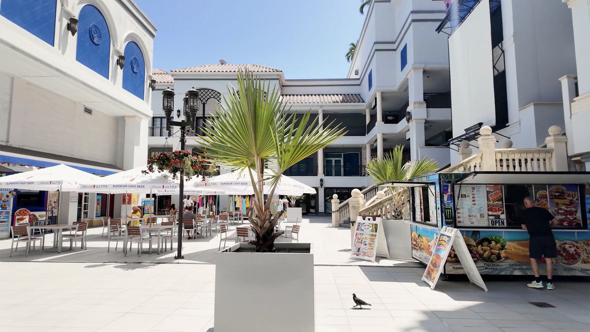 Comercios situados cerca de Sebastian Beach