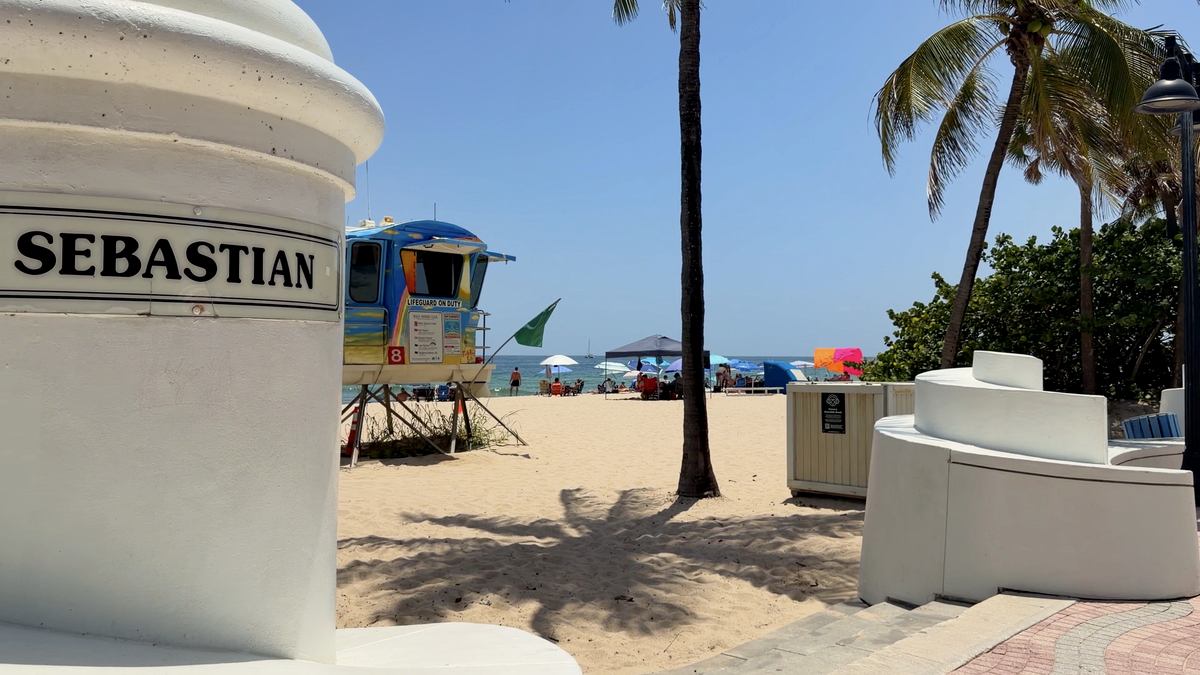 Señal de Sebastian Street junto a la entrada de la playa