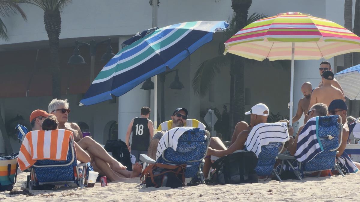 Grupo descansando en la arena de Sebastian Beach