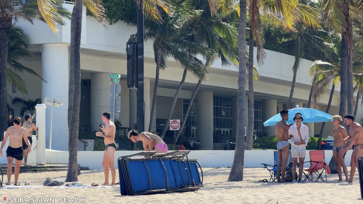 Grupo de visitantes cerca del acceso de Sebastian Beach