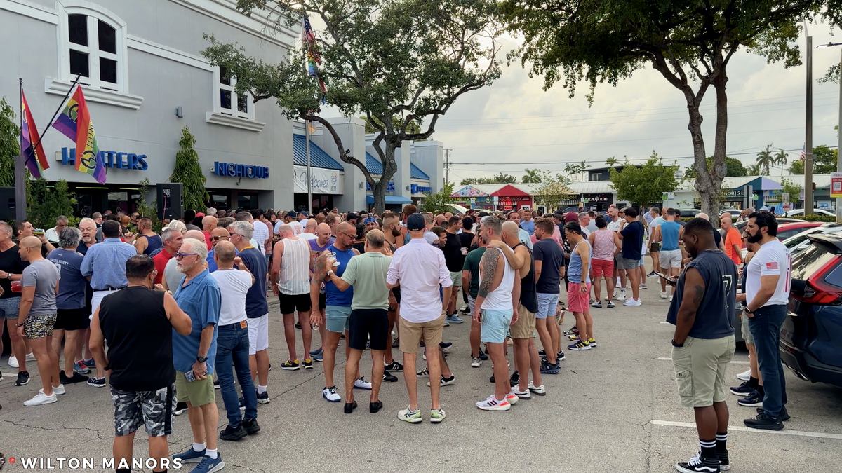 Visitantes caminando por Wilton Manors