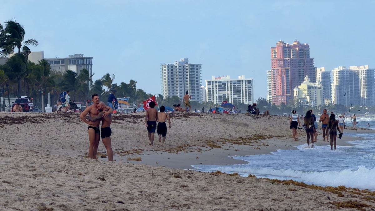 Panorámica de Sebastian Beach con gente junto al agua