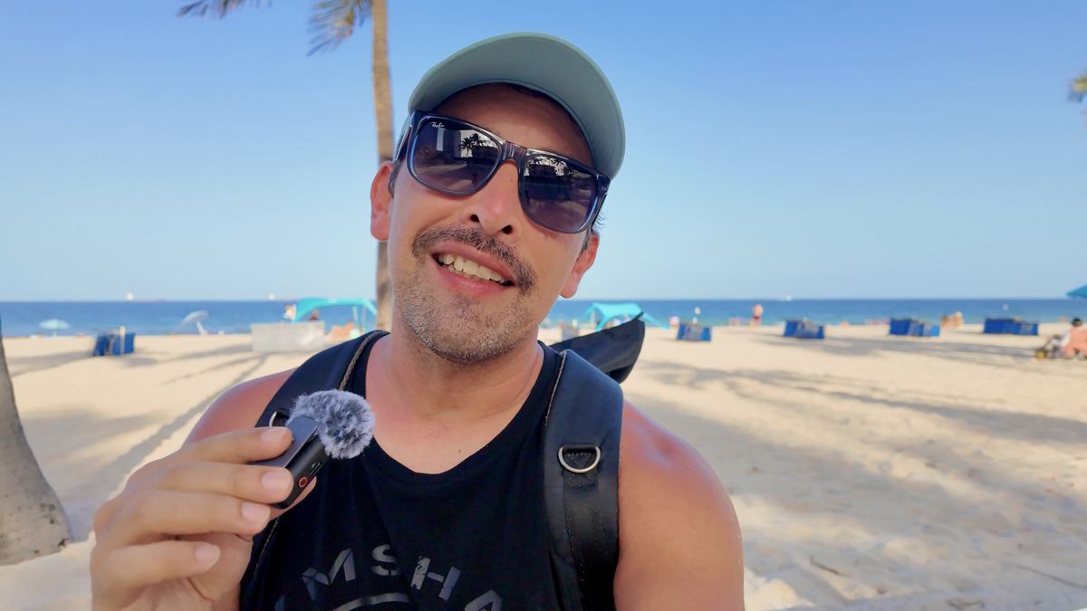 Ricardo dentro del agua durante su visita a Sebastian Beach