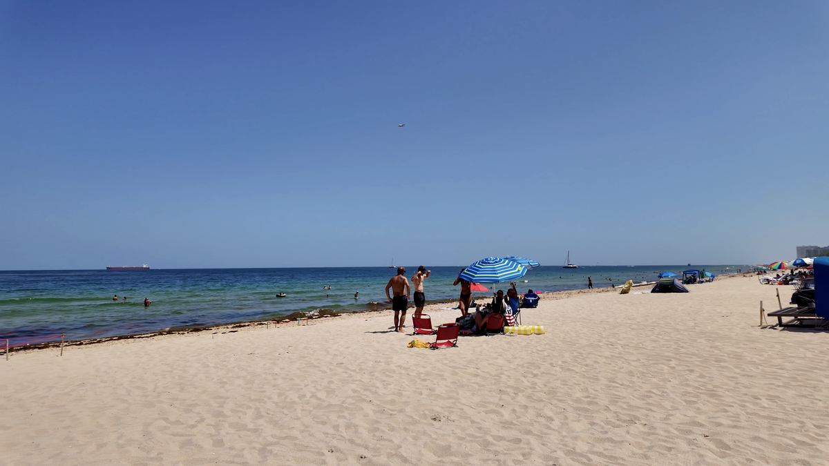 Vista amplia de Sebastian Beach con visitantes
