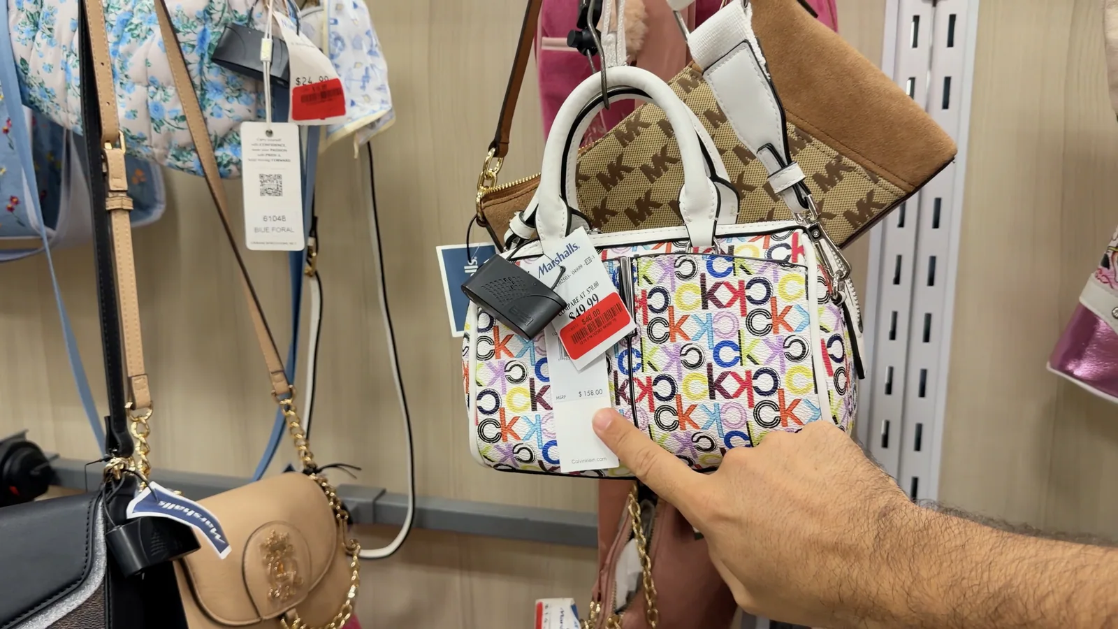 Bolso Calvin Klein multicolor junto a un modelo Michael Kors