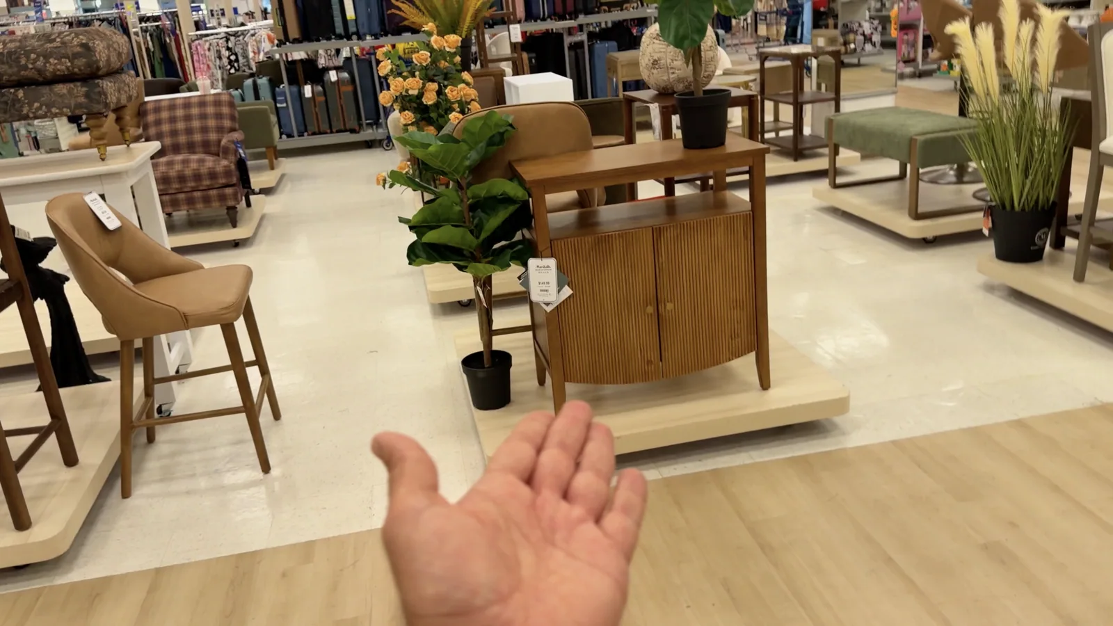 Ricardo señala los muebles expuestos