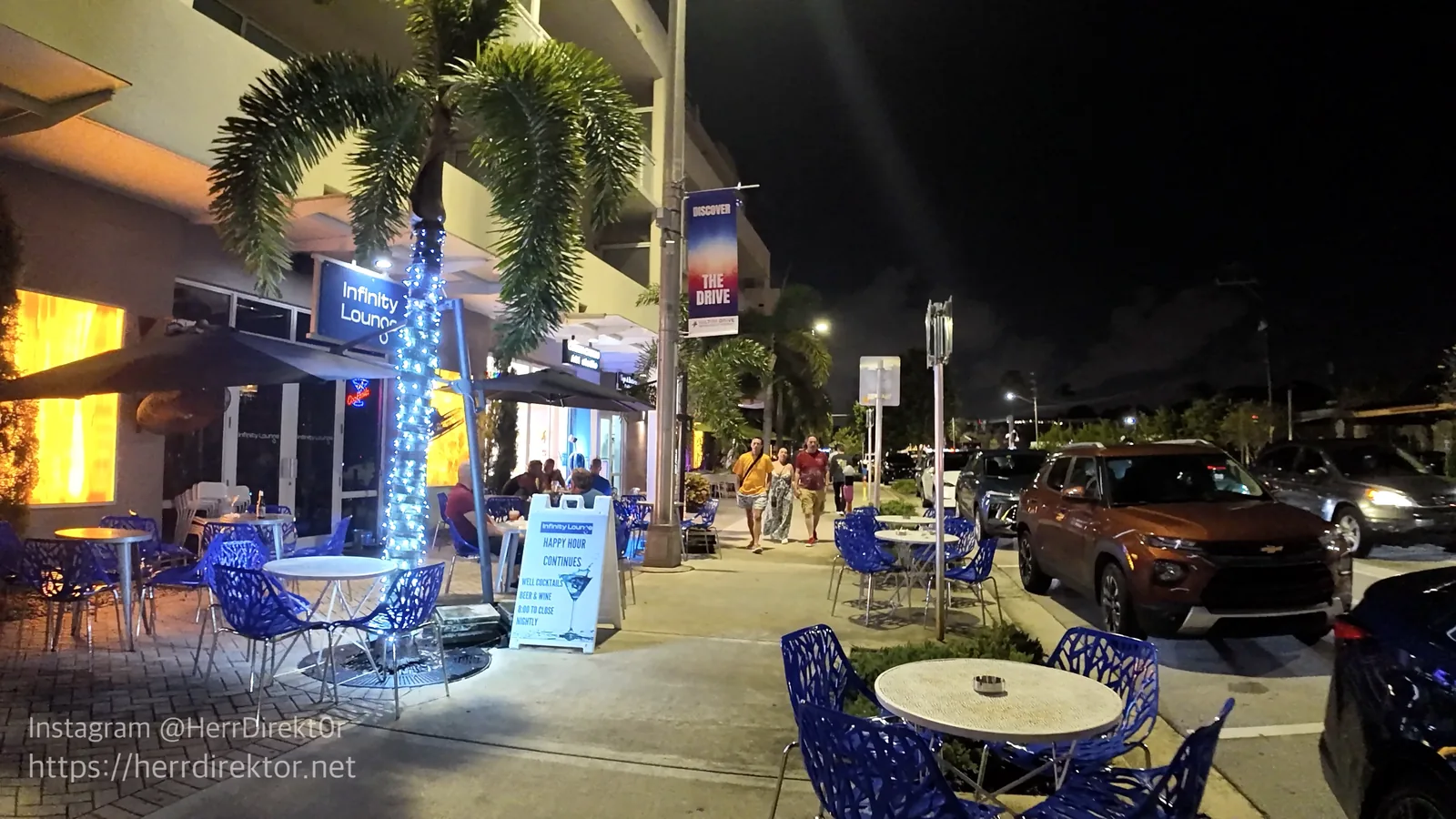Las mesas exteriores de Infinity Lounge.