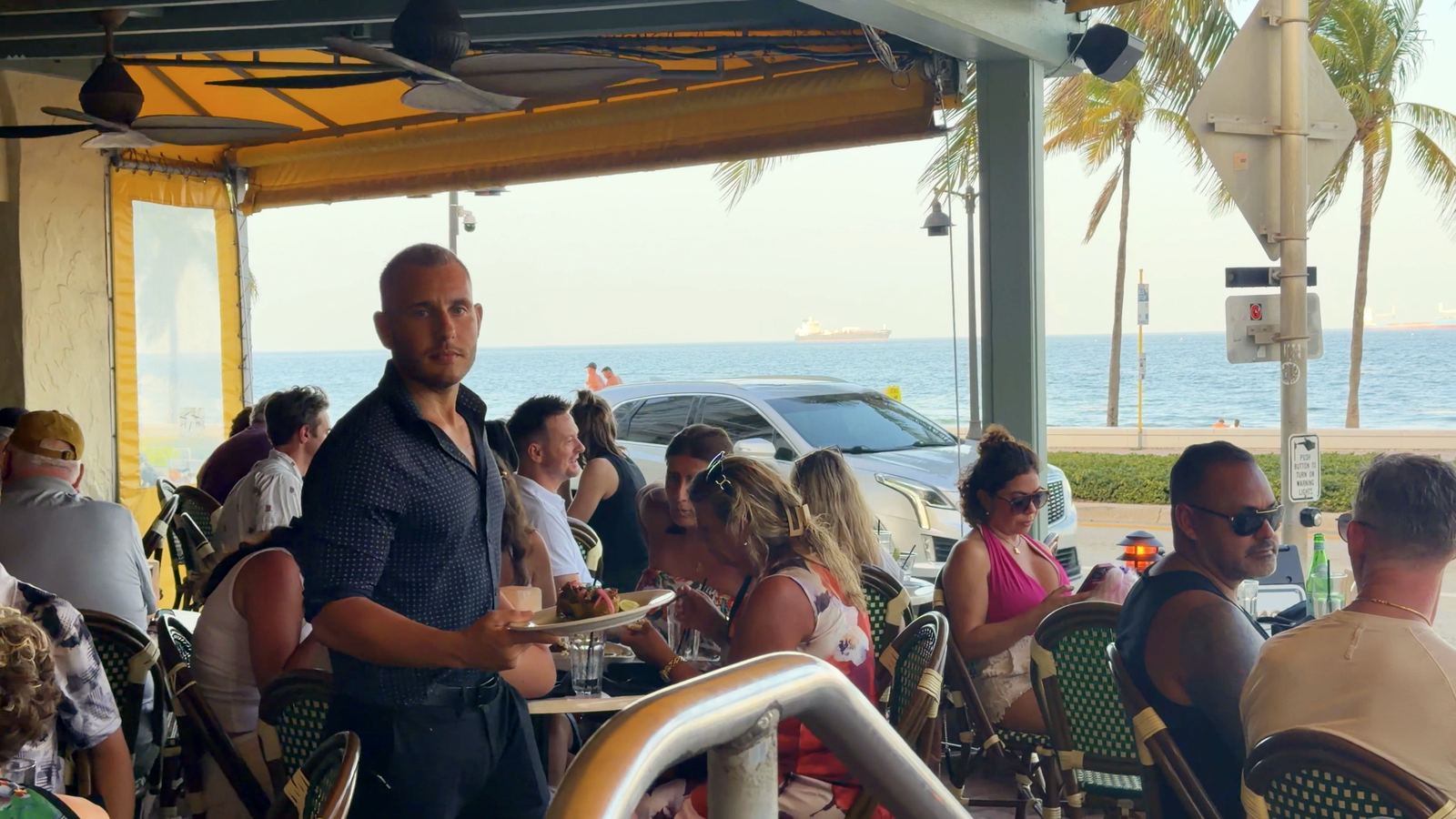 Terraza de restaurante frente al mar en Fort Lauderdale Beach