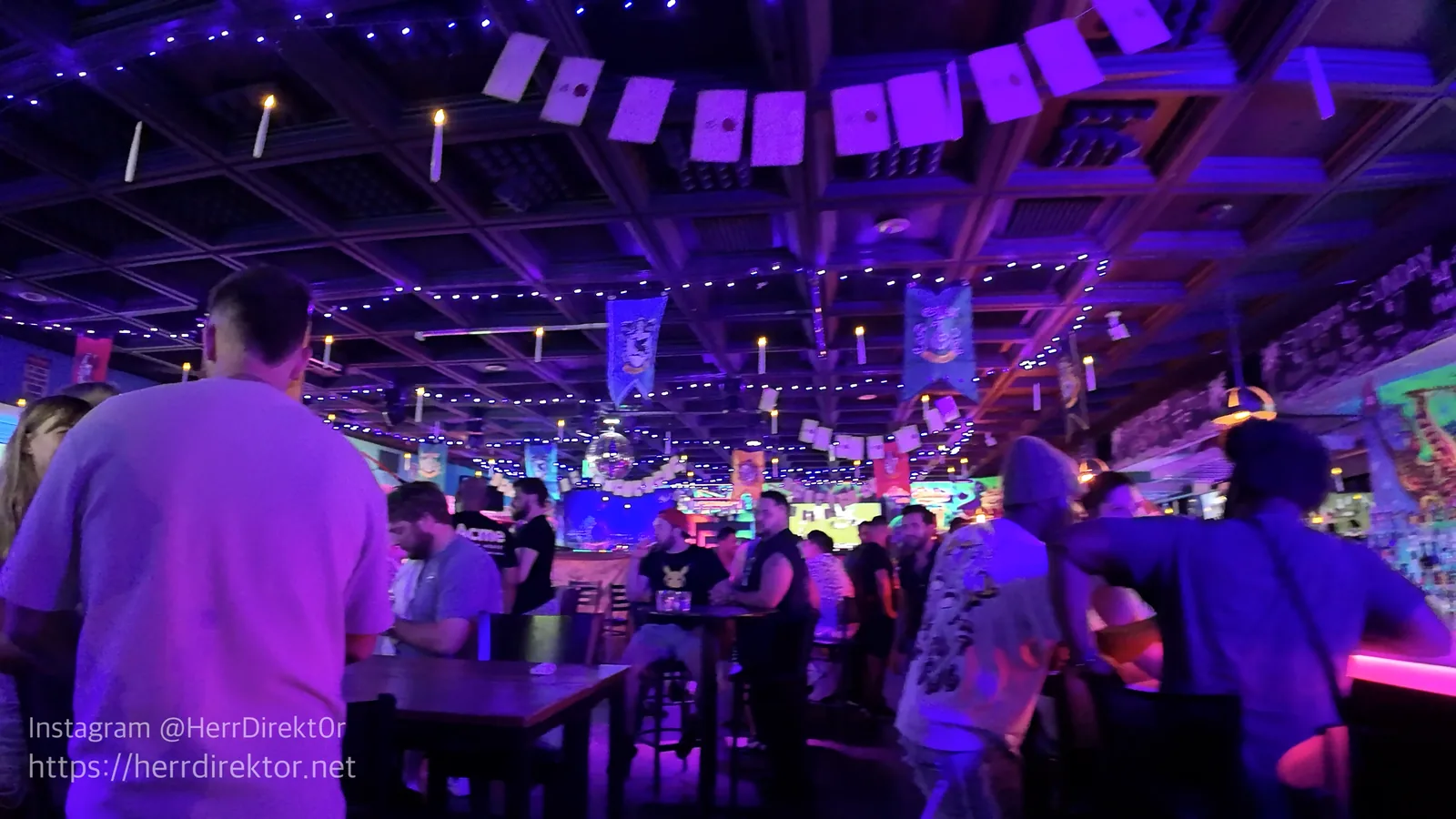 Las luces moradas y el ambiente interior de LIT Bar.