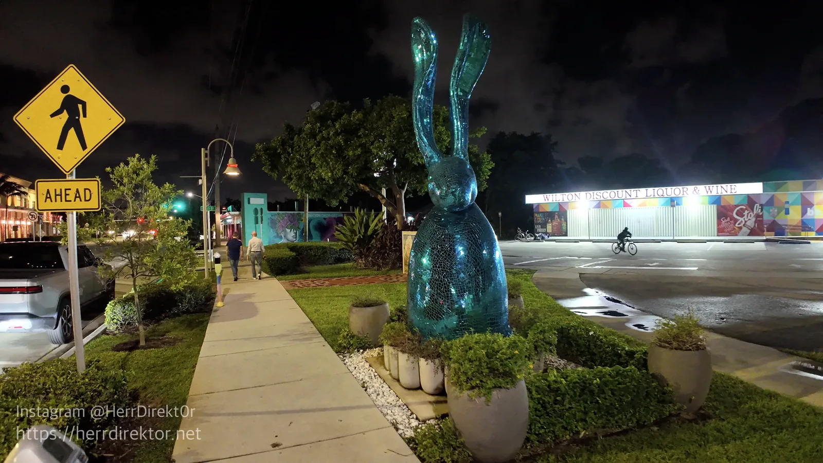 La escultura y su entorno junto a la avenida.