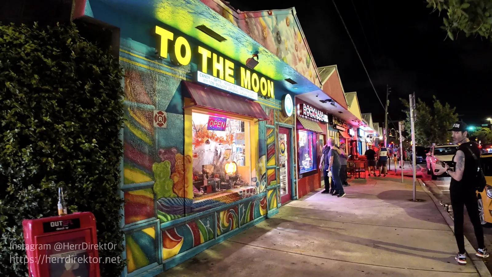 To The Moon aporta color al corredor comercial.