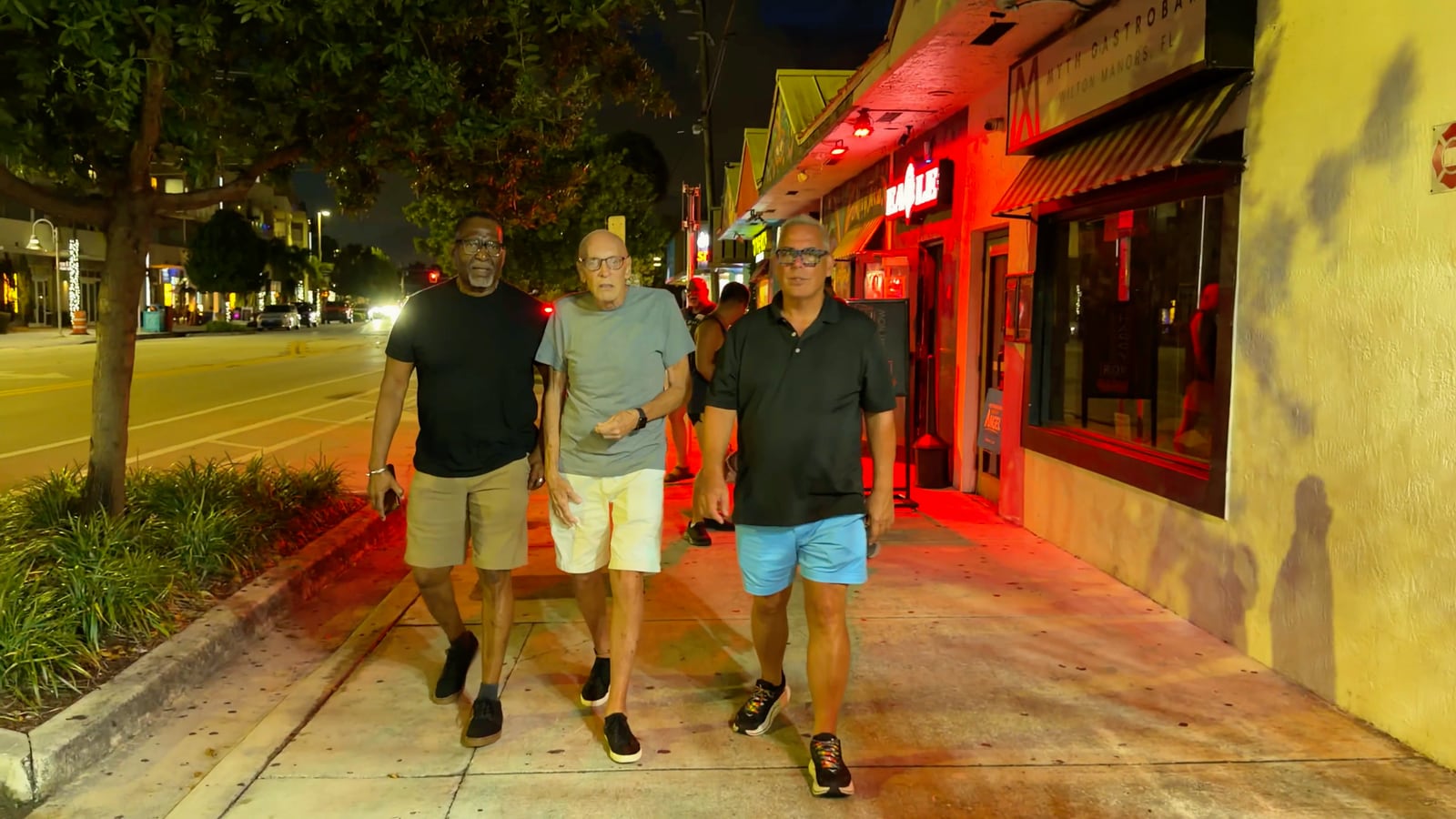 Peatones avanzando frente a Eagle en Wilton Manors