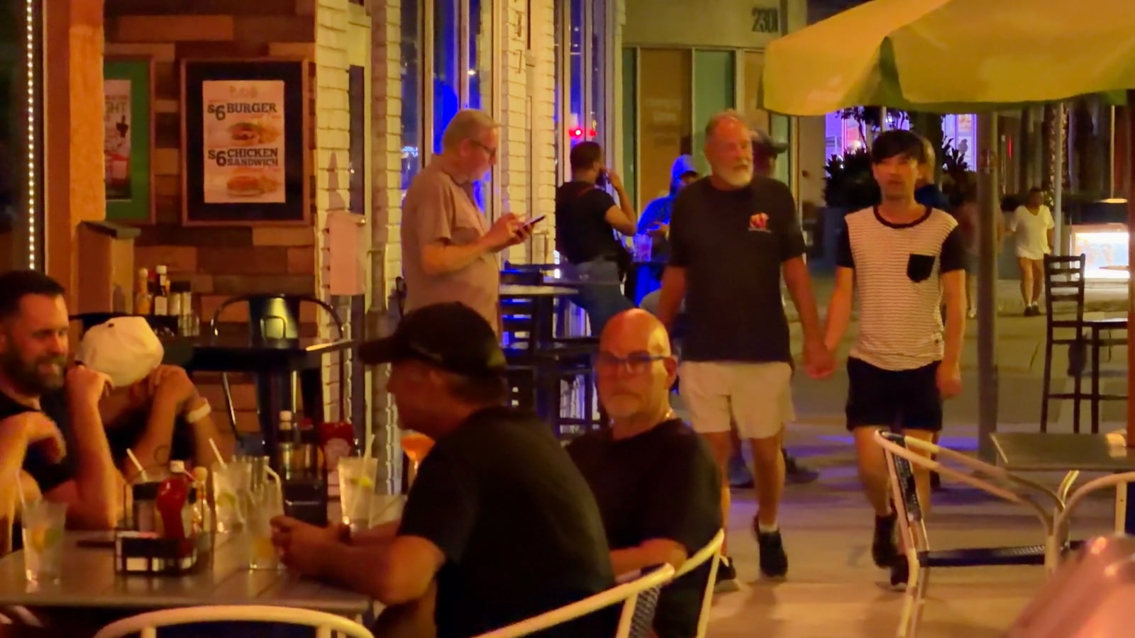 Ambiente social en la terraza de Pub on the Drive