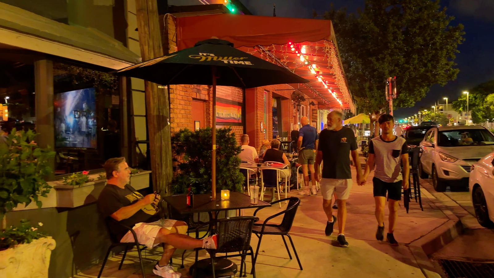 Exterior de DrYnk y peatones en Wilton Drive