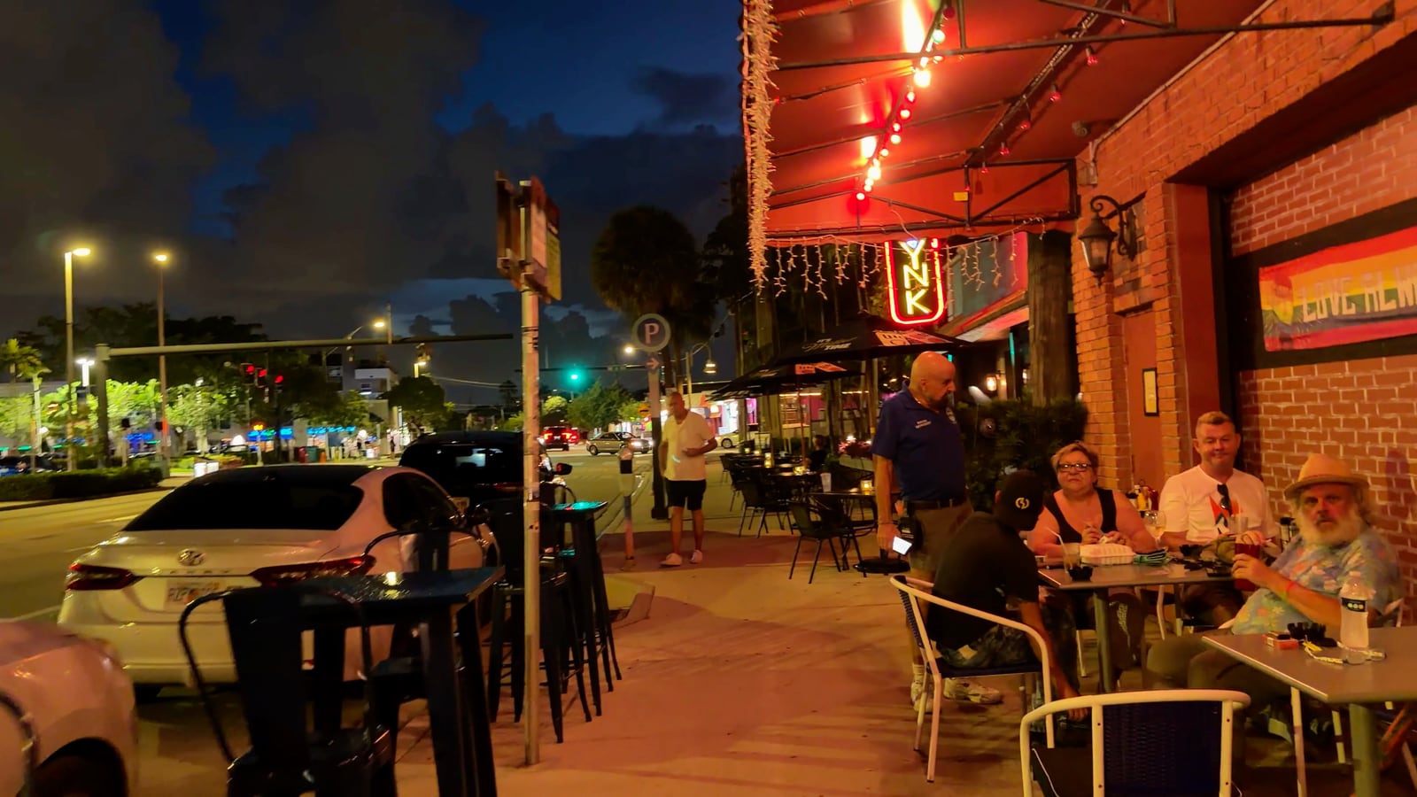 Clientes en las mesas exteriores de Pub on the Drive