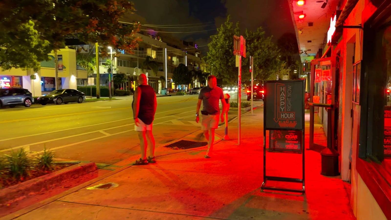 Acceso de Eagle iluminado de rojo en Wilton Manors