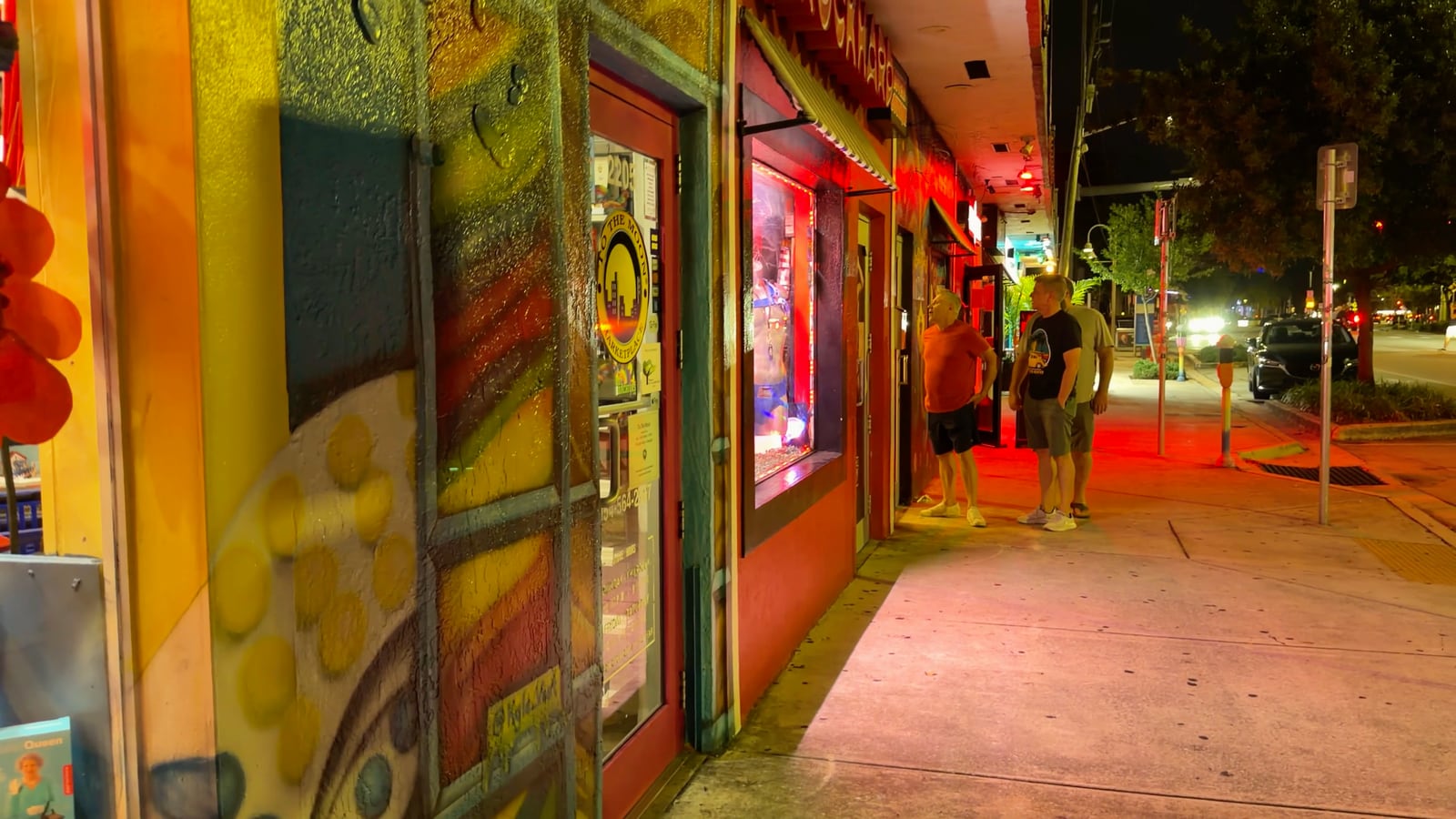 Fachadas comerciales de Wilton Drive de noche