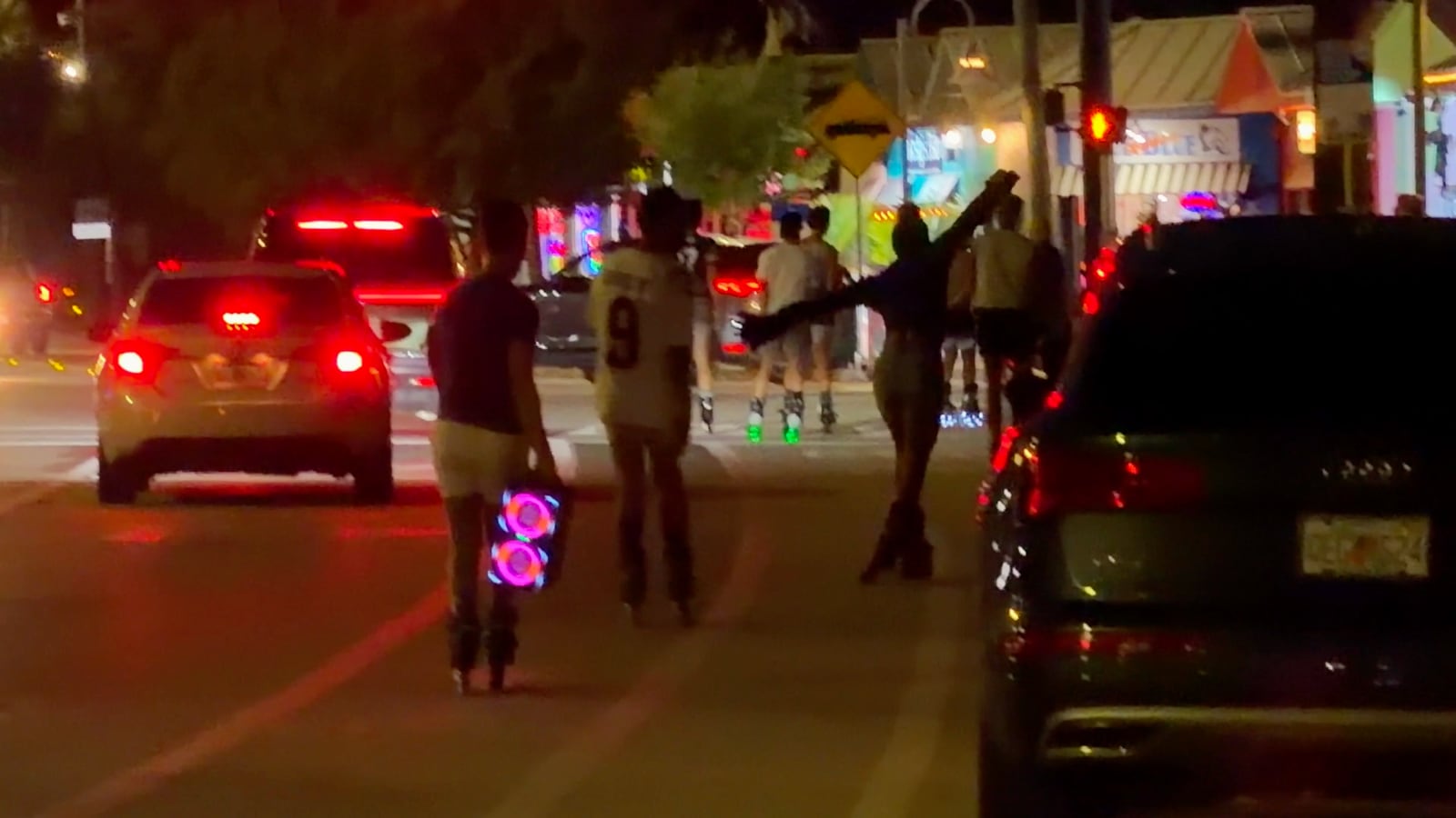 Grupo de patinadores reunido en Wilton Drive