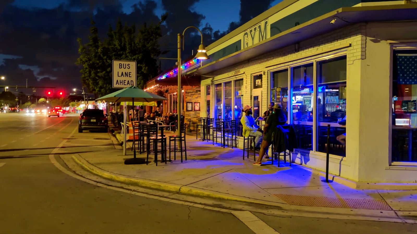 Fachada iluminada de Gym Bar en Wilton Drive