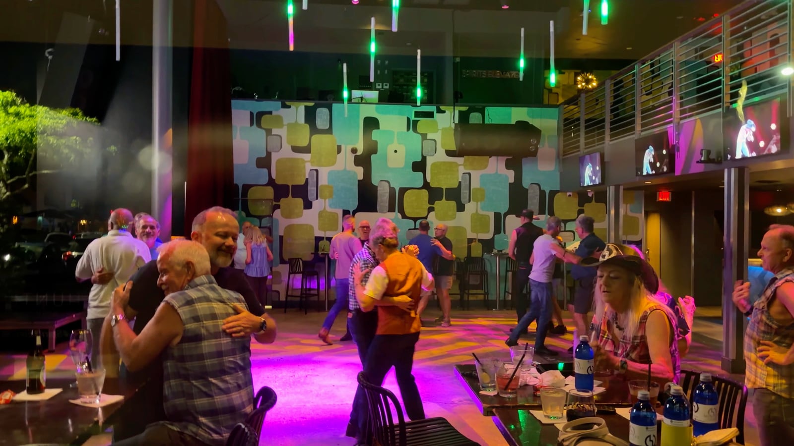Personas reunidas durante la noche de baile country en Hunters