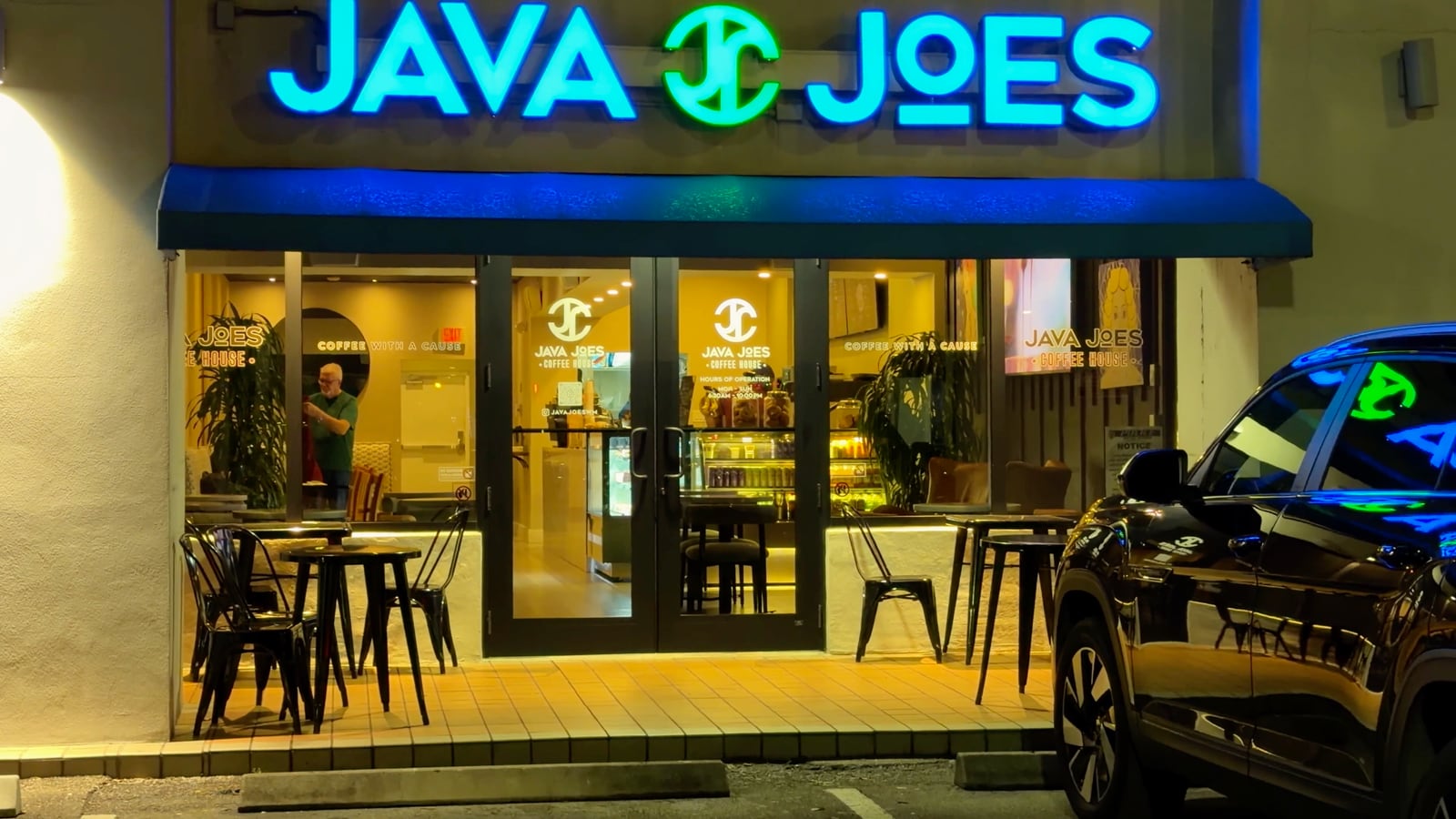 Fachada iluminada de Java Joe's en Wilton Manors