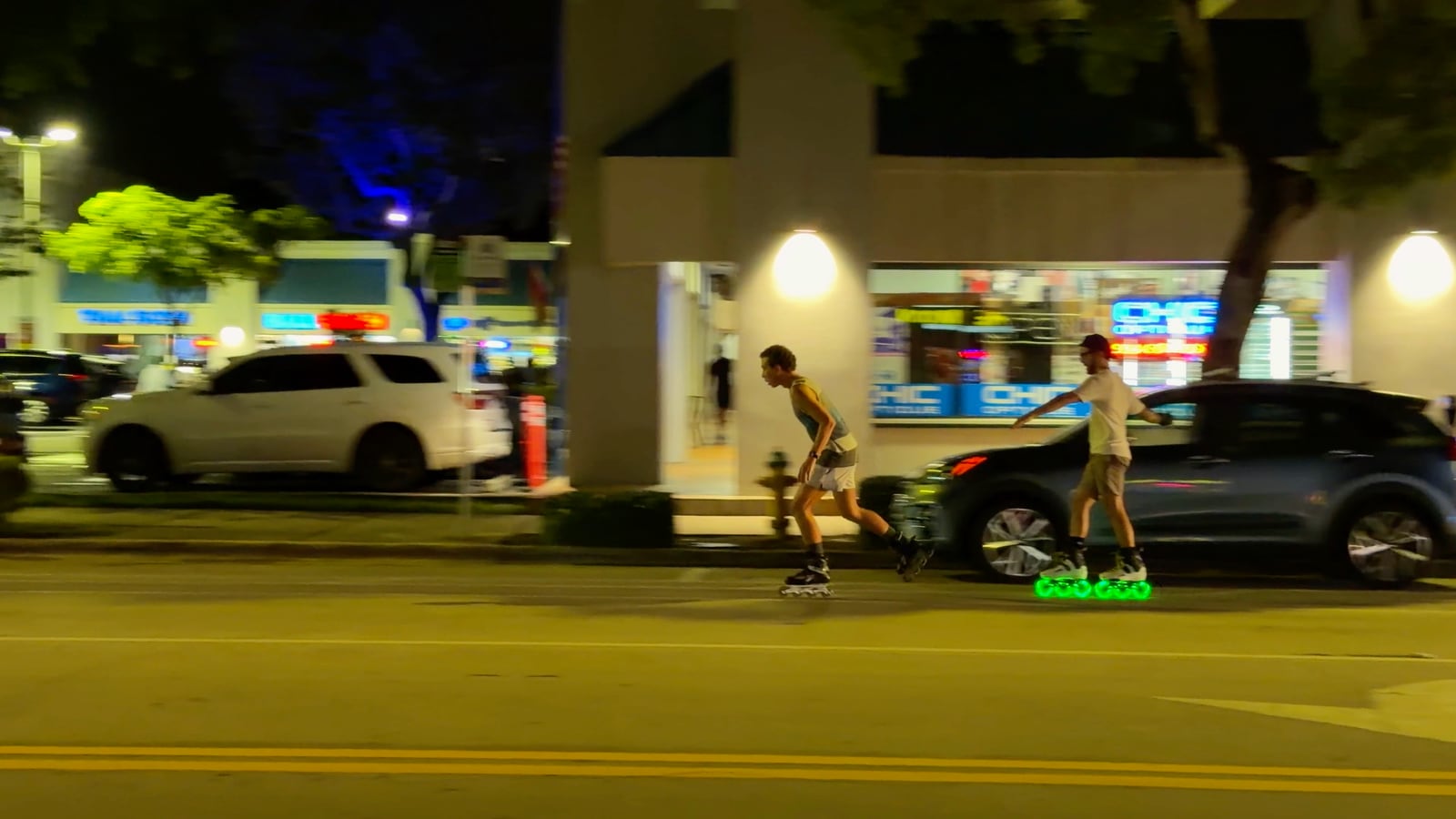 Patinadores frente a un vehículo en Wilton Drive