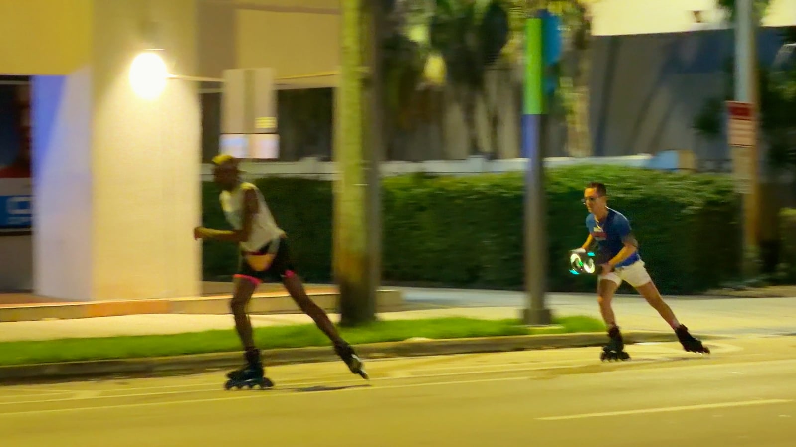 Patinadores avanzando por la calzada en Wilton Drive