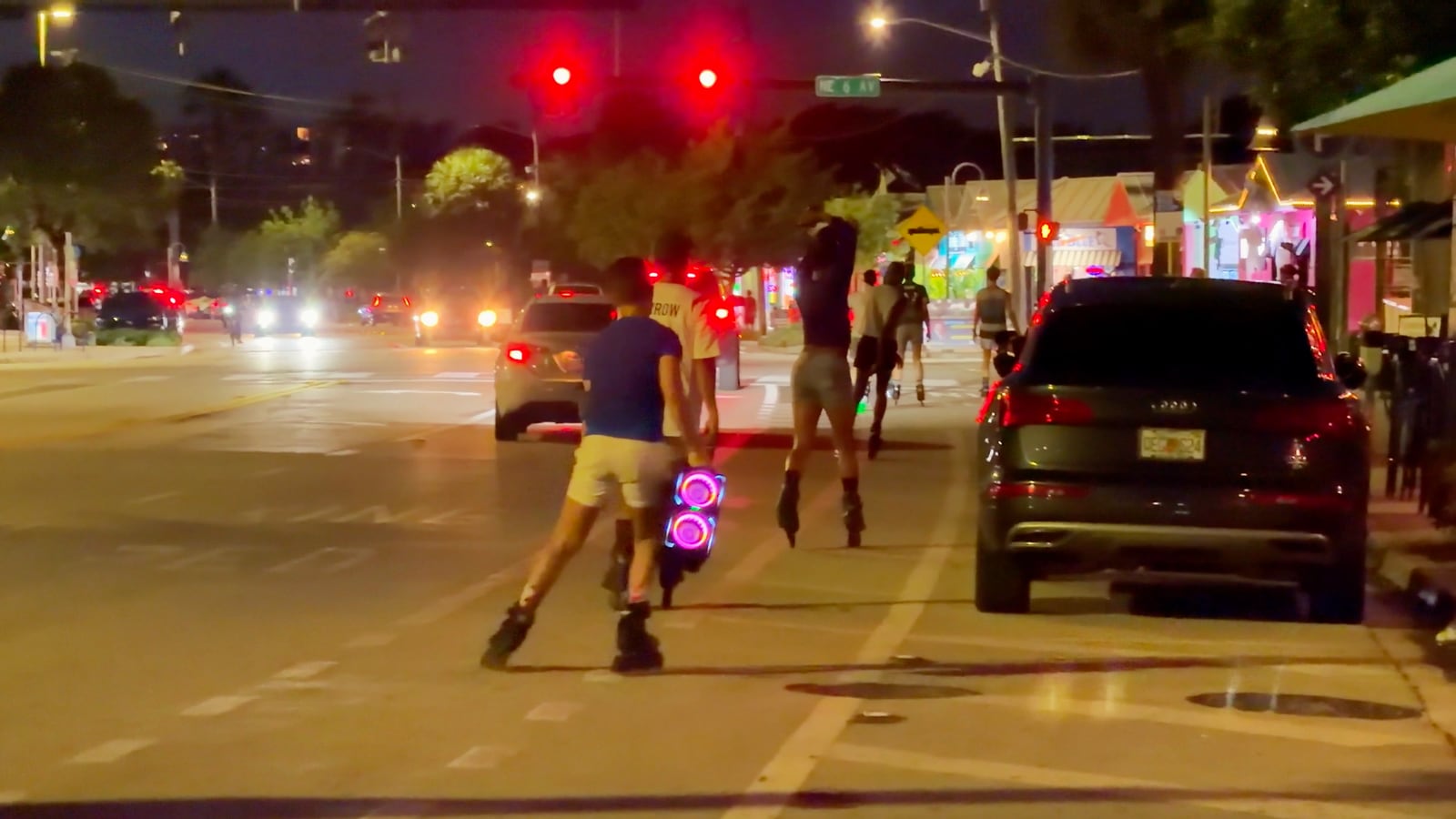 Patinadores cruzando Wilton Drive por la noche