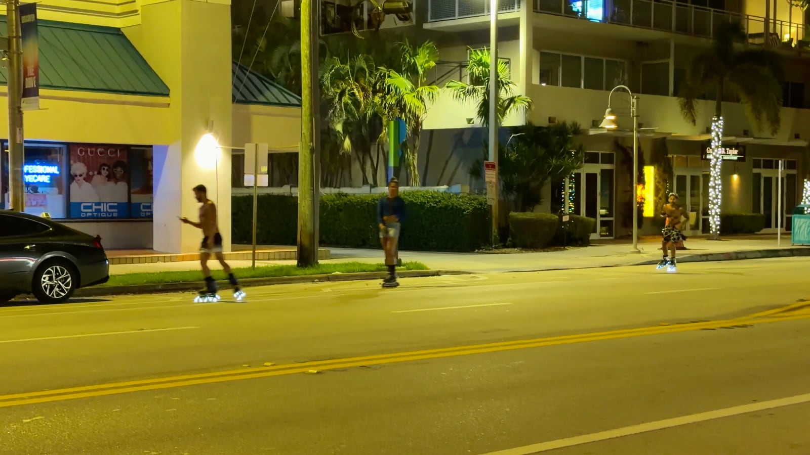 Patinadores frente a los comercios de Wilton Manors