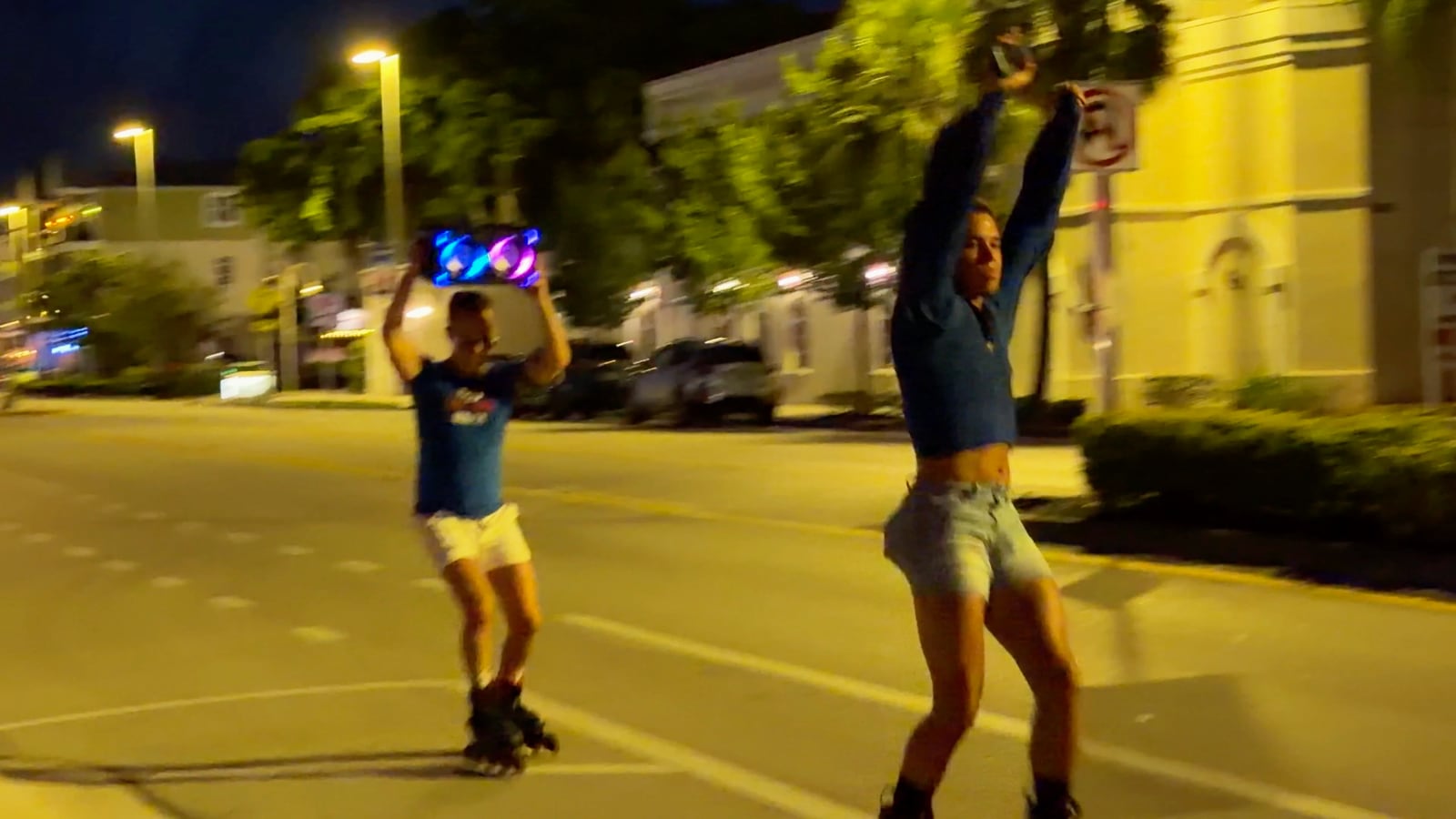 Patinadores con ruedas iluminadas en Wilton Manors