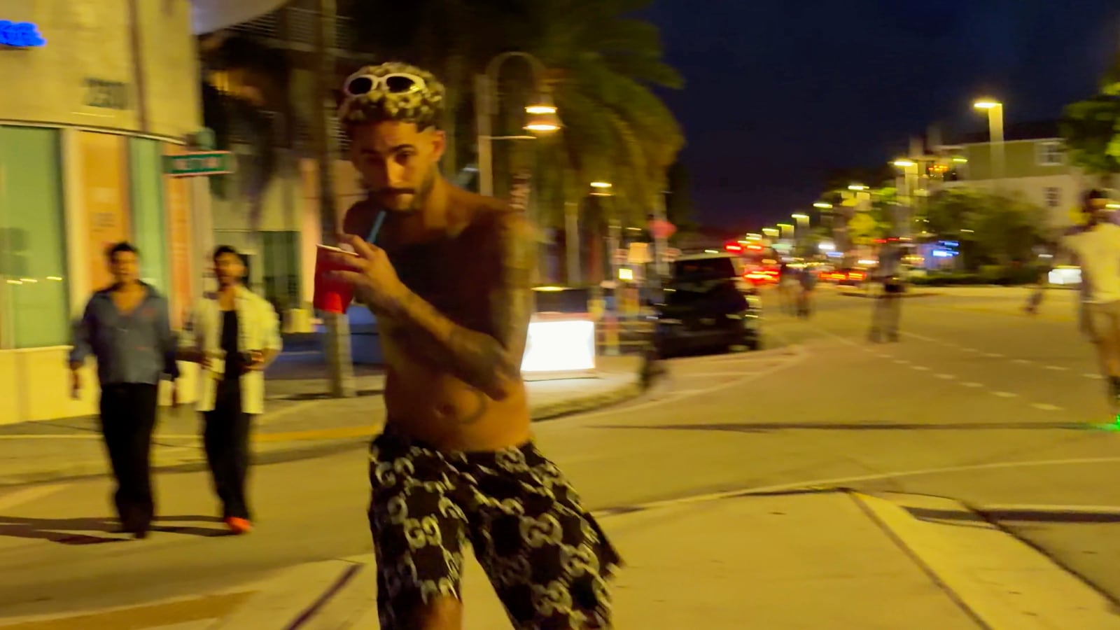 Patinadores y peatones en una esquina de Wilton Manors