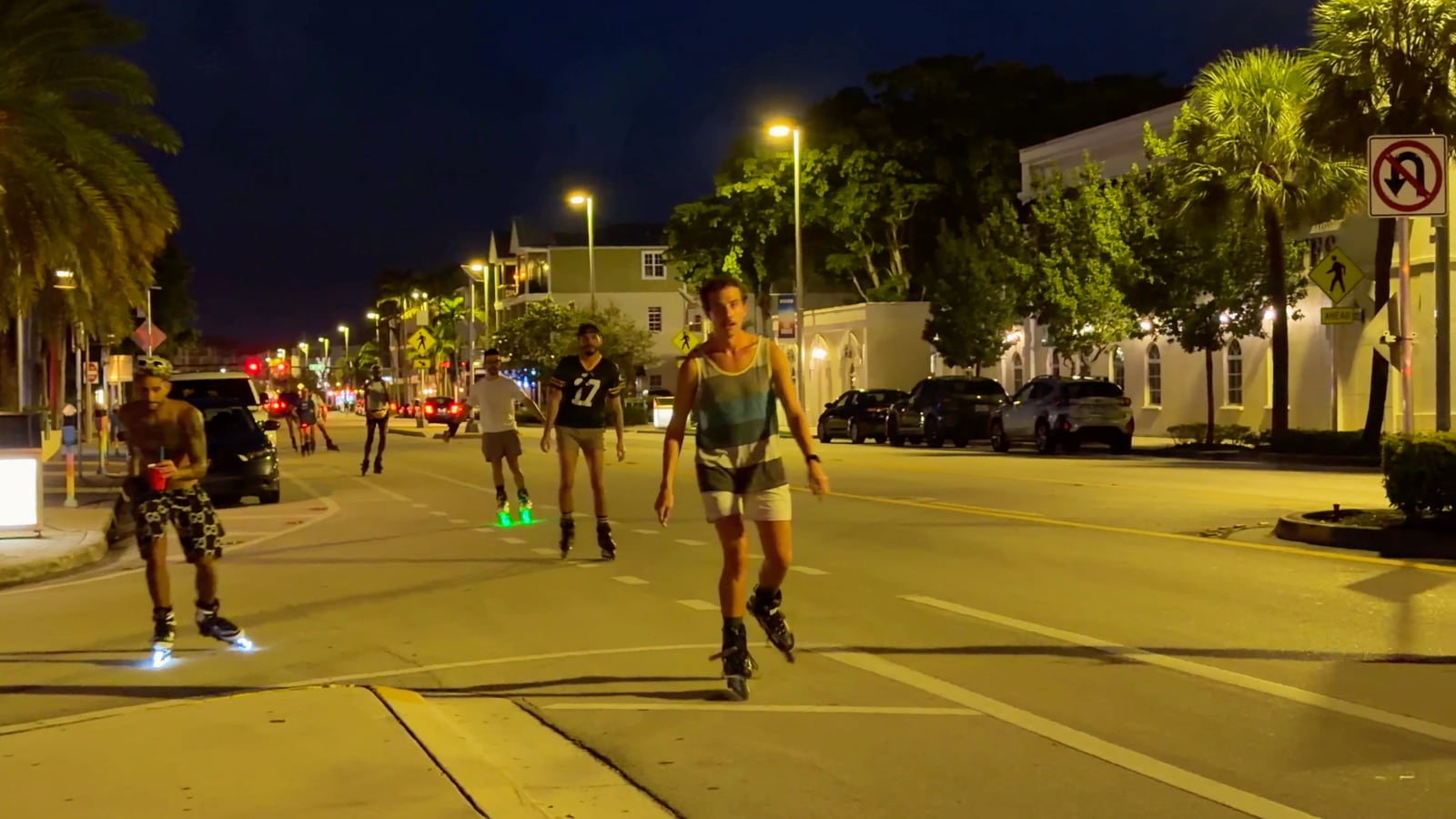 Grupo de patinadores recorriendo Wilton Drive de noche