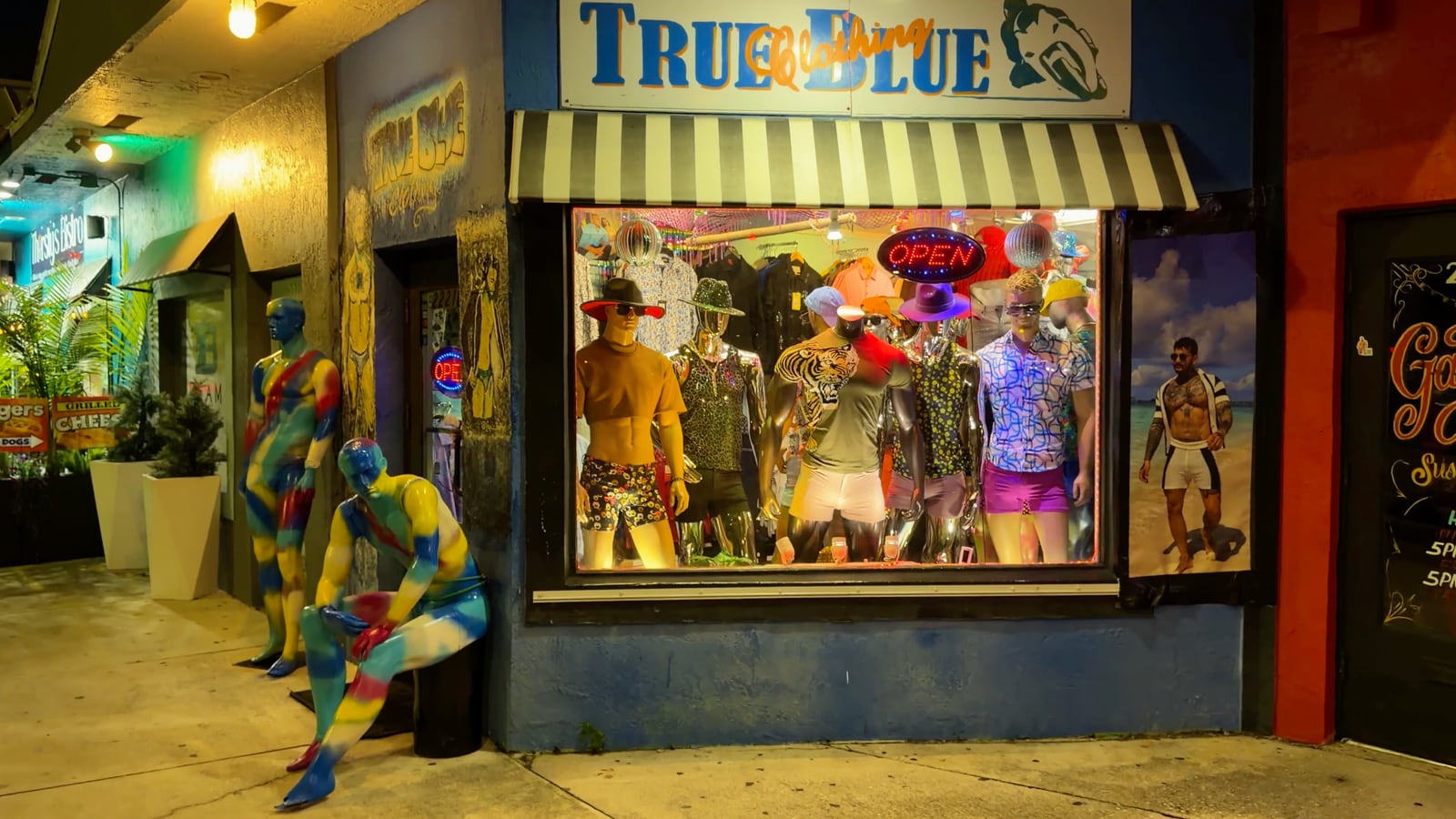 Exterior de una tienda de ropa en Wilton Drive