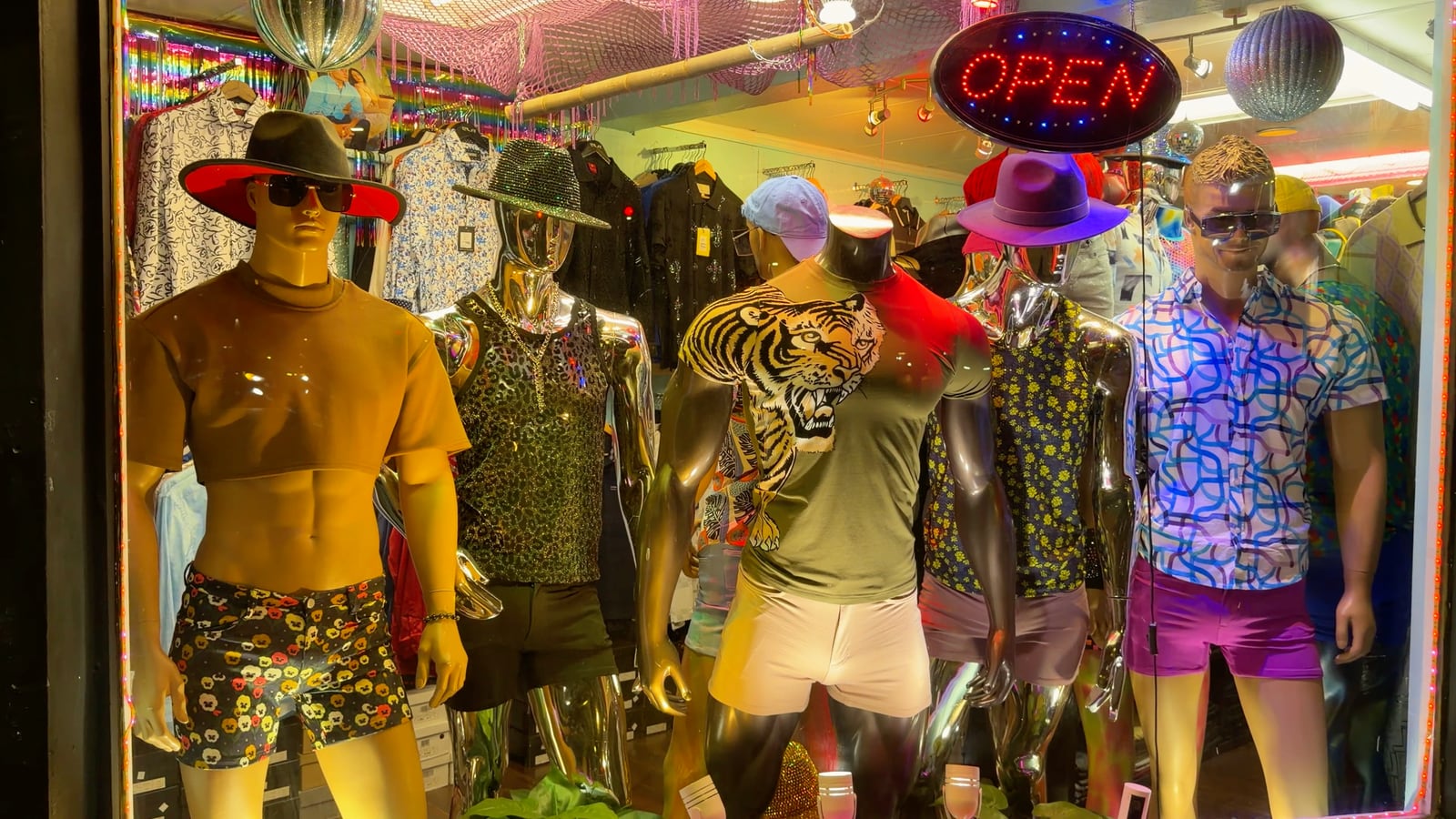 Vitrina de ropa masculina en Wilton Drive