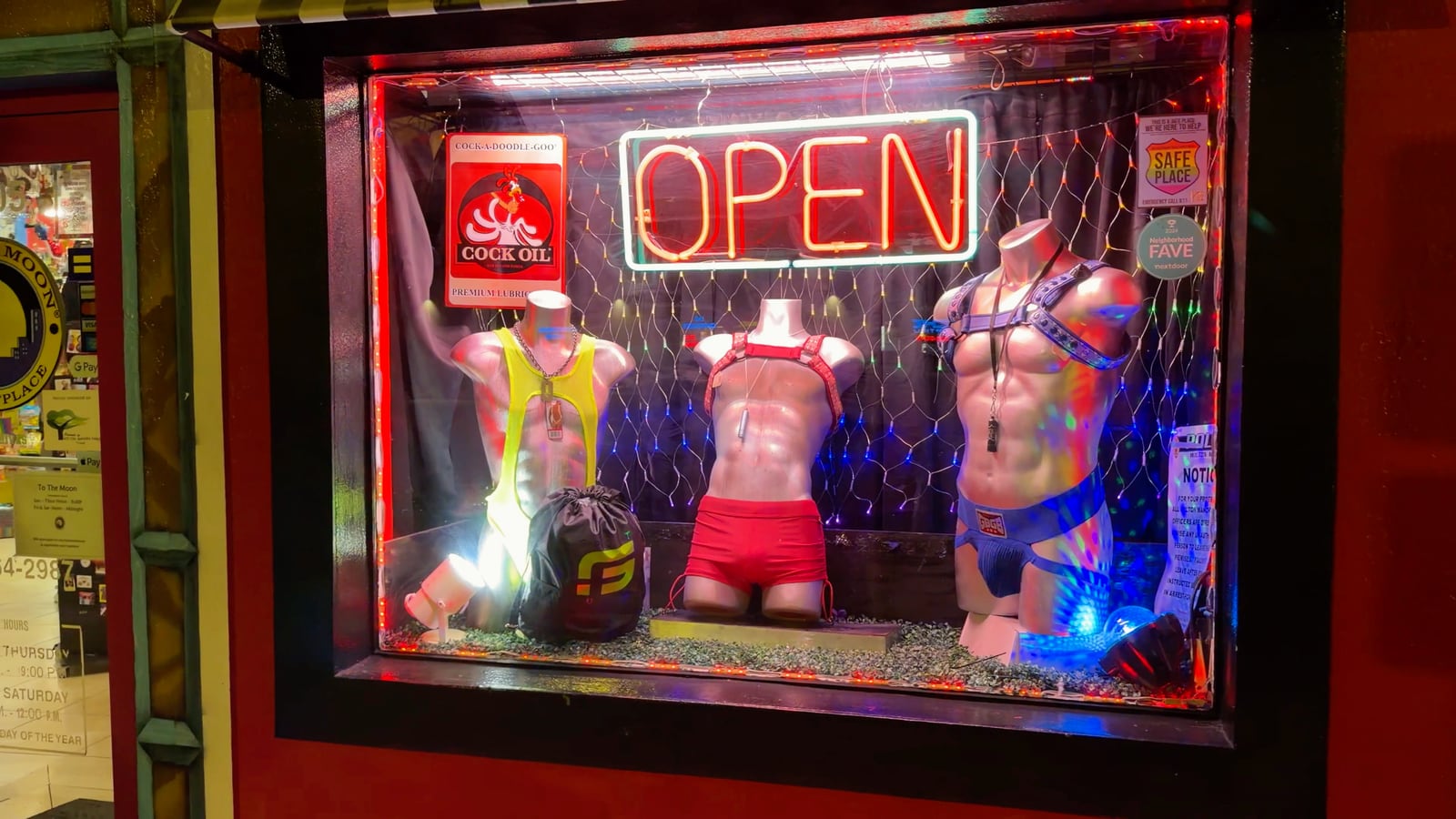 Vitrina de moda masculina iluminada de noche