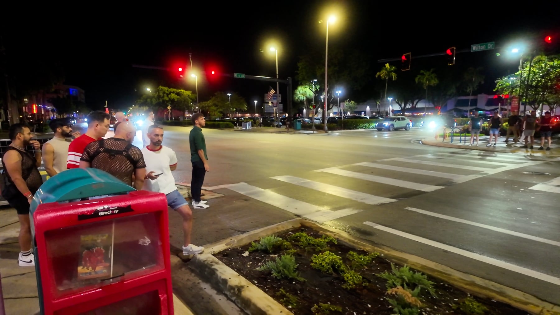 Cruce de Wilton Drive durante la noche.
