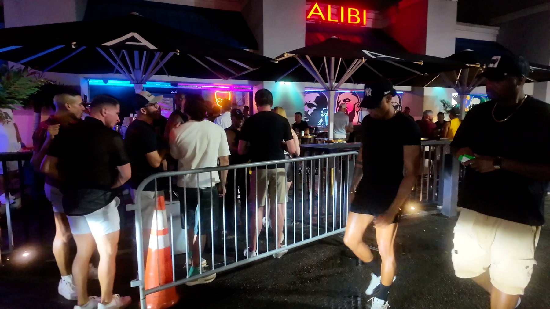 El acceso exterior a Alibi durante la noche.
