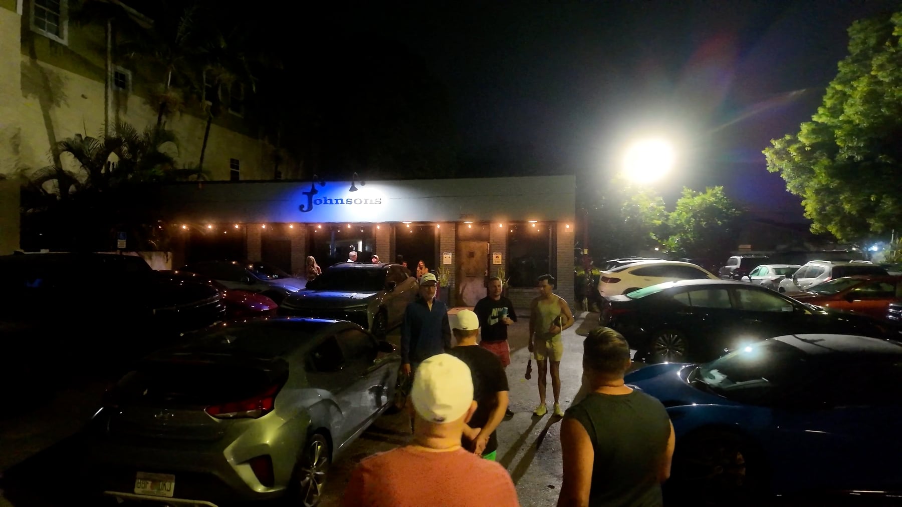 Estacionamiento y movimiento cerca de Wilton Drive.